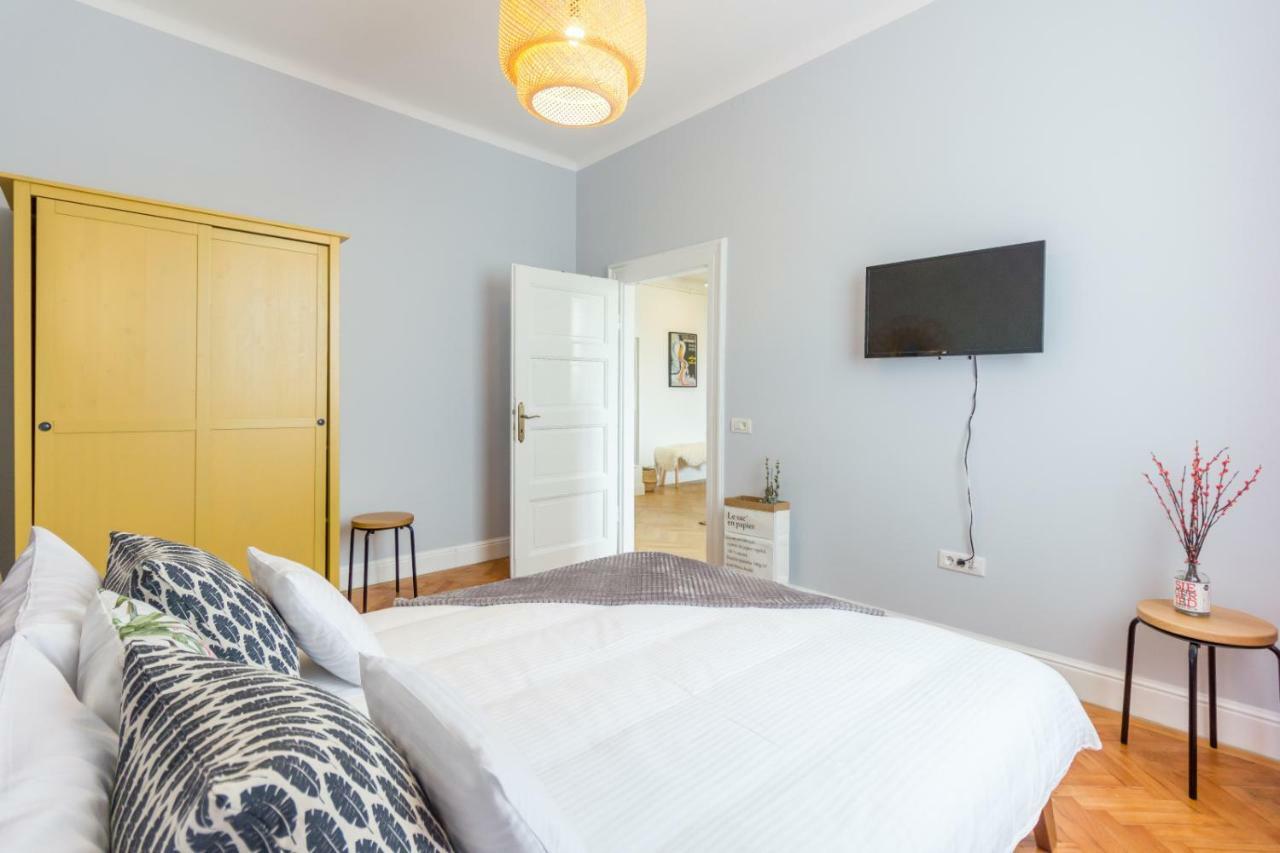 City Chic 3 Bedroom Apartment Cluj-Napoca Exterior foto